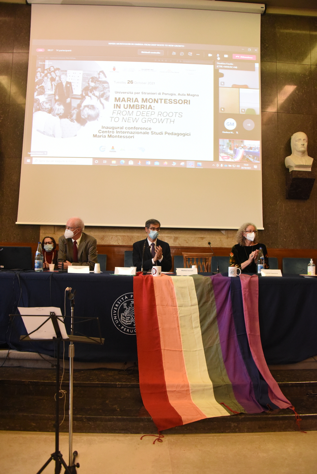 la bandiera della pace davanti al tavolo dei relatori
