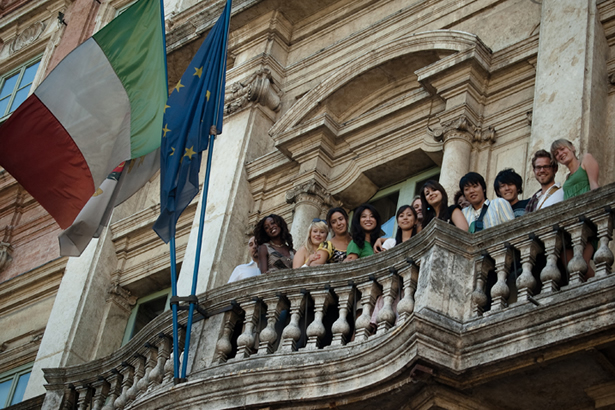 Studenti sul balcone di Palazzo Gallenga