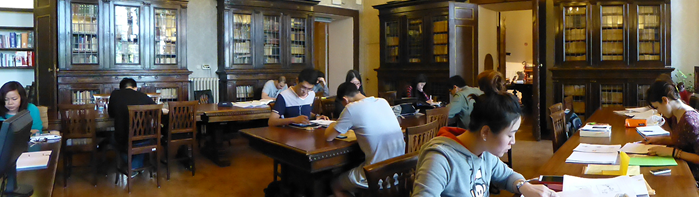 Immagine della sala lettura di Palazzo Gallenga