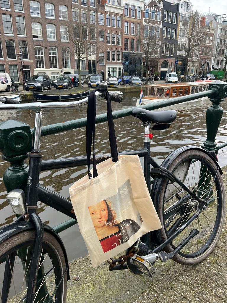 una shopper Brand culturale appesa a una bicicletta nel centro di Amsterdam