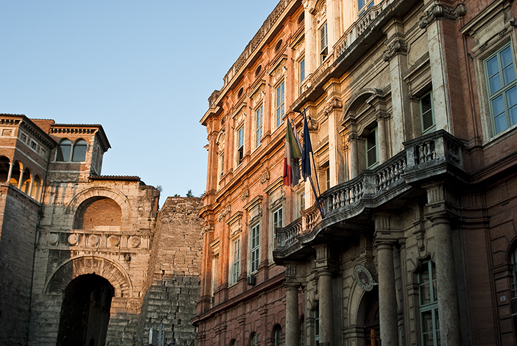 particolare della facciata di palazzo Gallenga e dell'arco etrusco