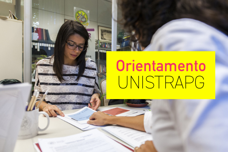 studentessa che riceve informazioni presso l'ufficio orientamento