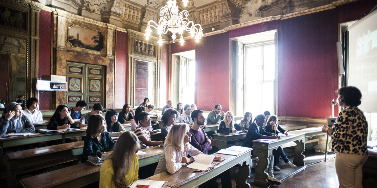 Lezione di lingua e cultura italiana in aula 