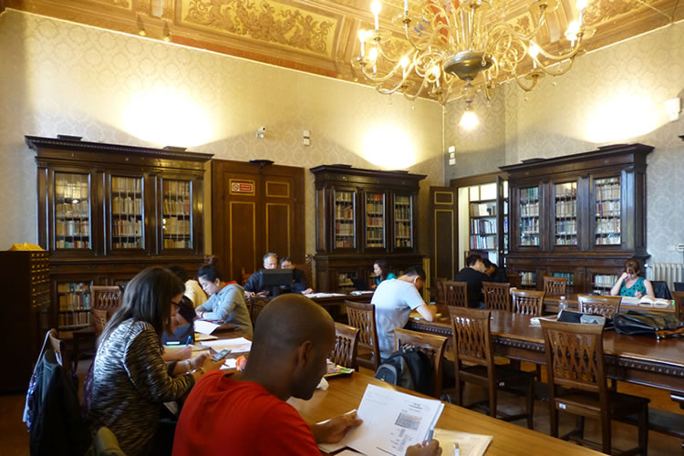 Immagine della sala lettura di Palazzo Gallenga