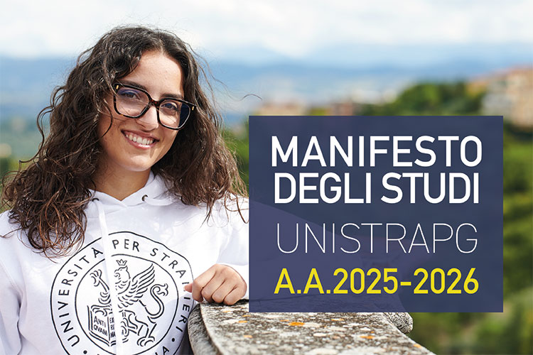 ragazza sorridente che indossa una felpa col logo UniStraPg