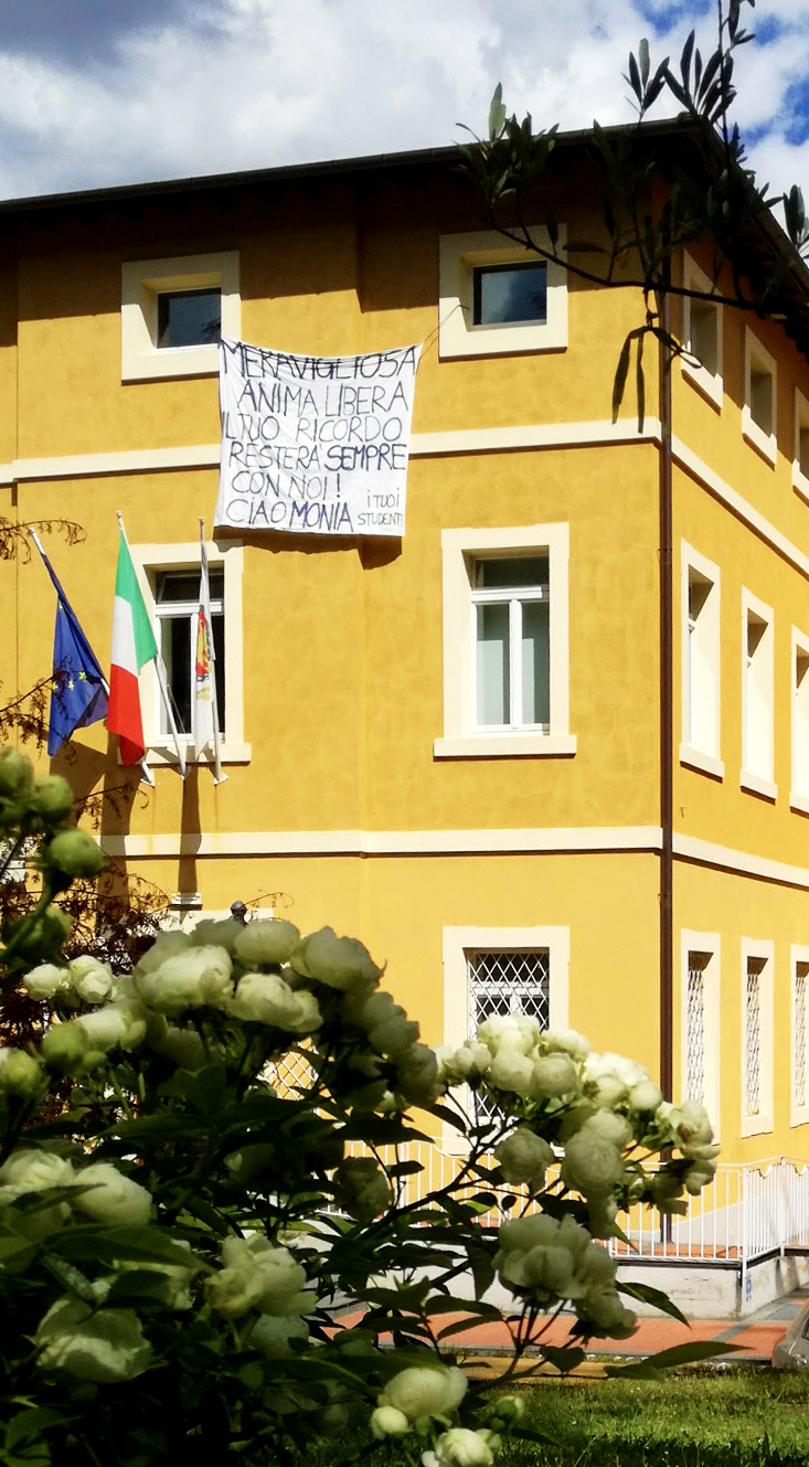 immagine del campus: le rose di Monia e il messaggio dei suoi studenti