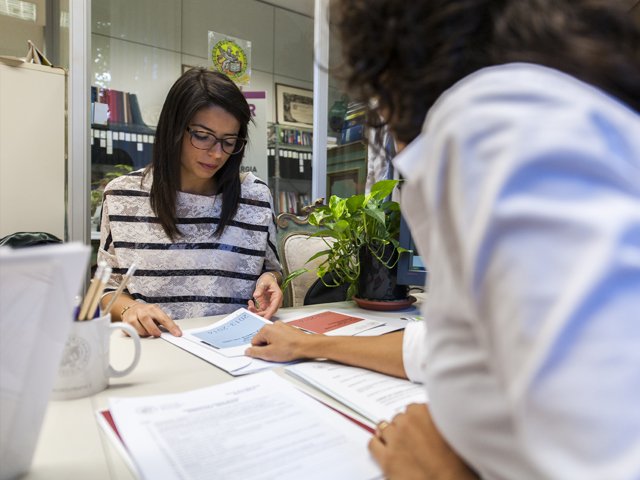 Studentessa che riceve informazioni sull'offerta formativa