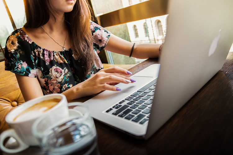 ragazza al computer