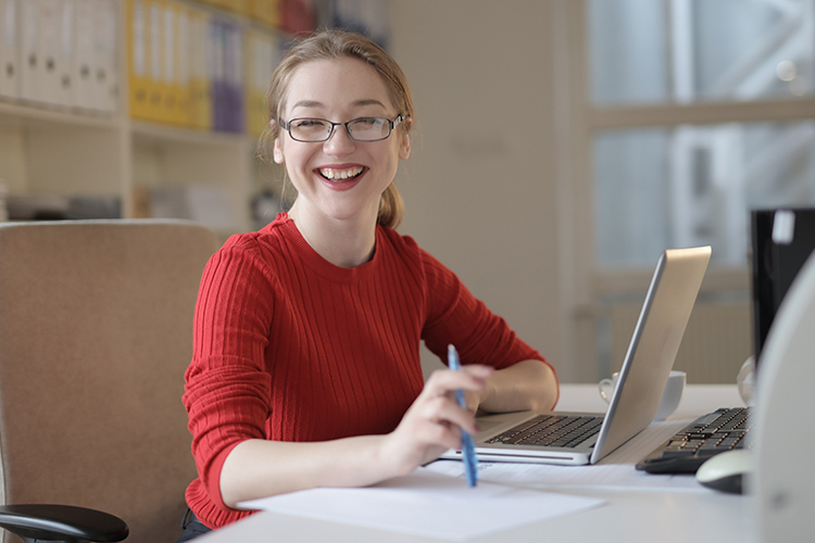 ragazza sorridente al computer