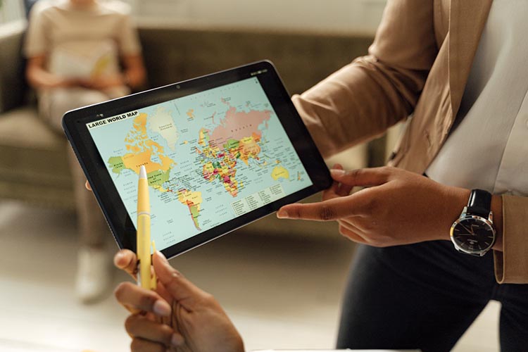 persone che consultano una mappa del mondo su un tablet