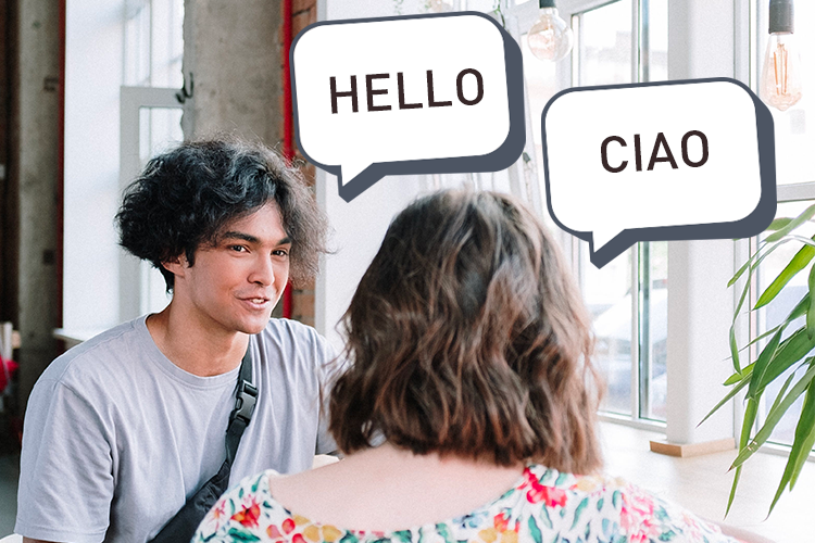 due ragazzi che parlano e i fumetti "hello" e "ciao"