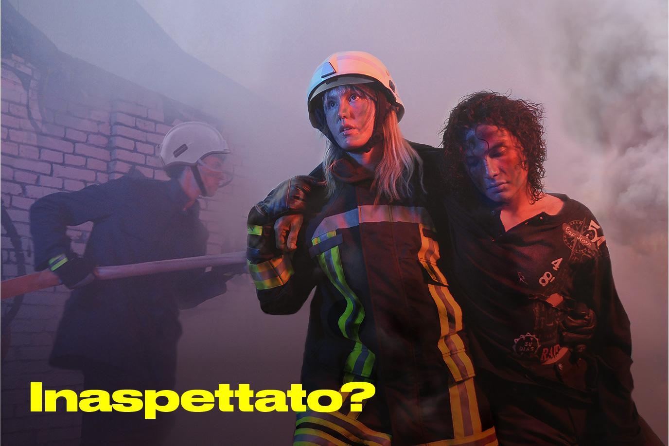 vigilessa del fuoco che salva una persona