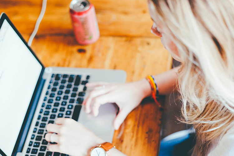 ragazza che scrive al computer