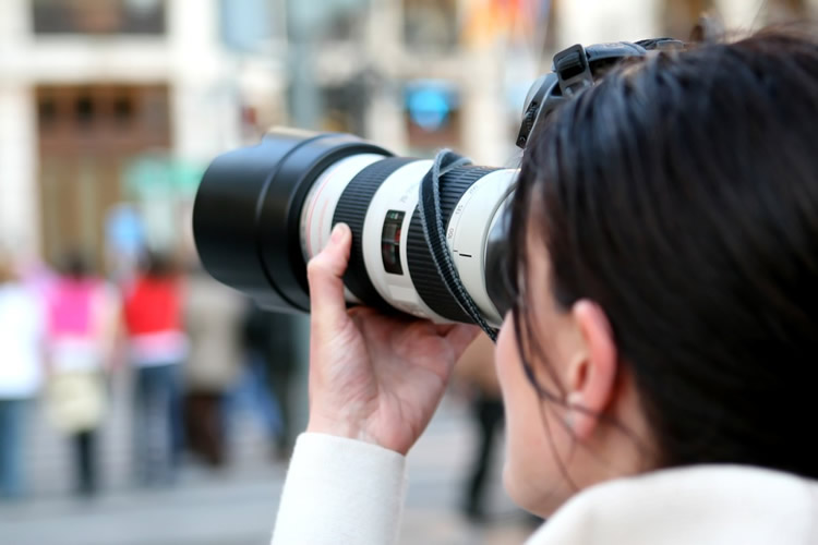 donna con macchina fotografica