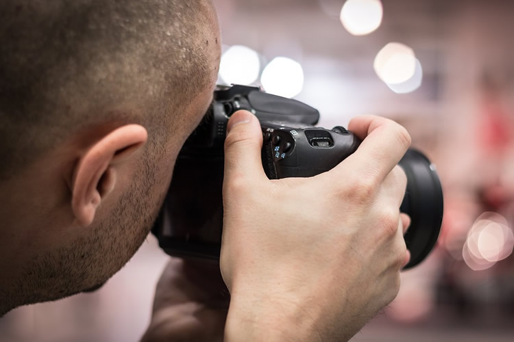 uomo con macchina fotografica