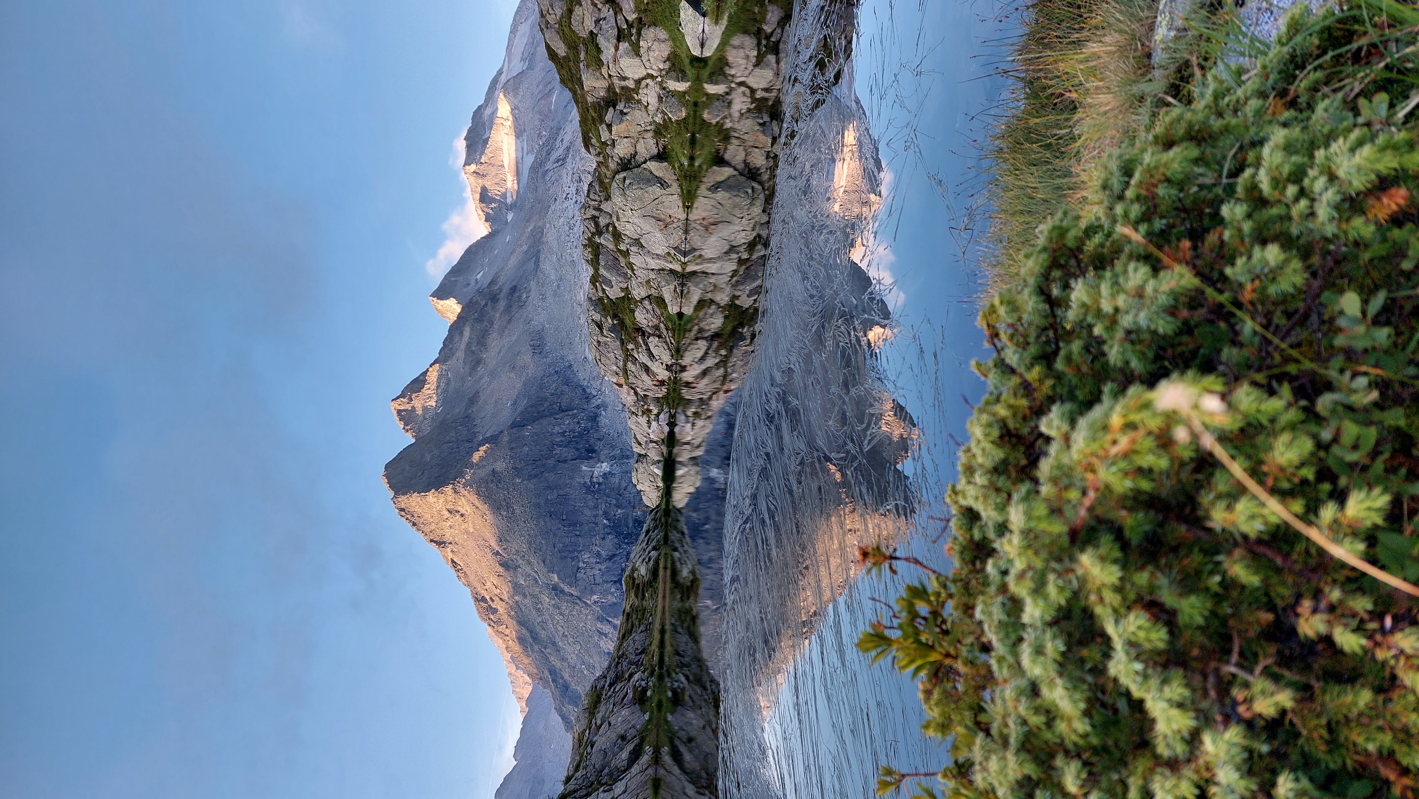 uno scorcio della montagna riflessa nel lago