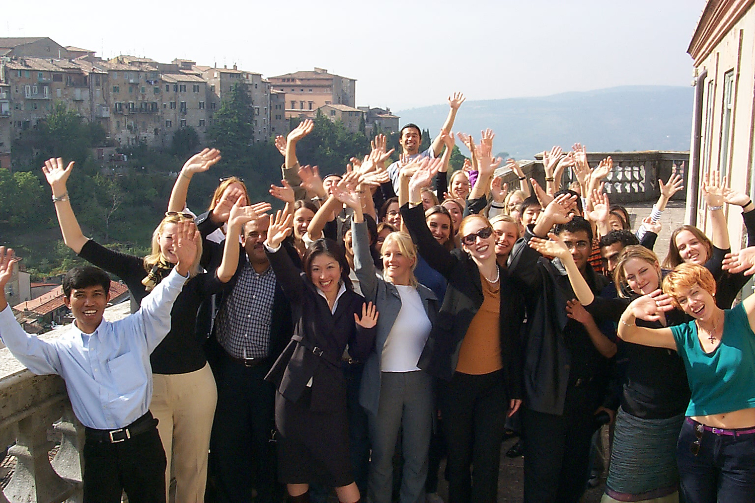 Studenti festosi sul terrazzo di Palazzo Gallenga