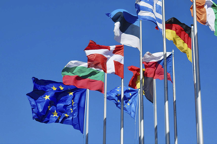 Bandiere di varie Nazioni al vento