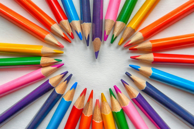 matite colorate che formano un cuore