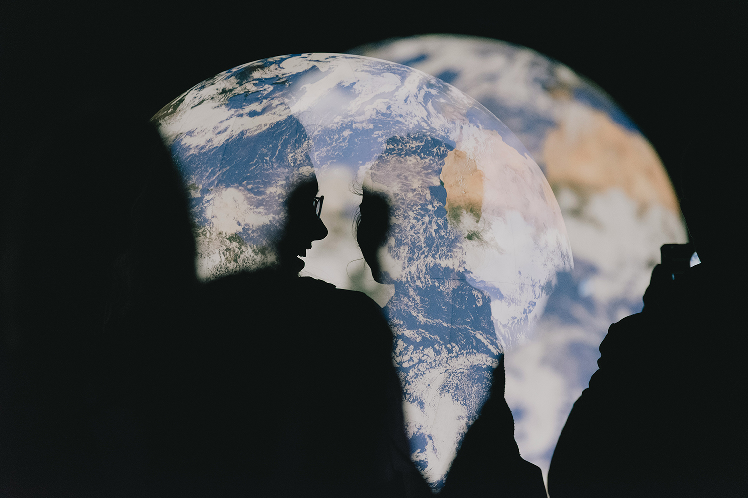 due persone che parlano davanti al riflesso del pianeta