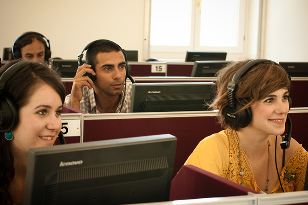 Immagine di studenti in un laboratorio