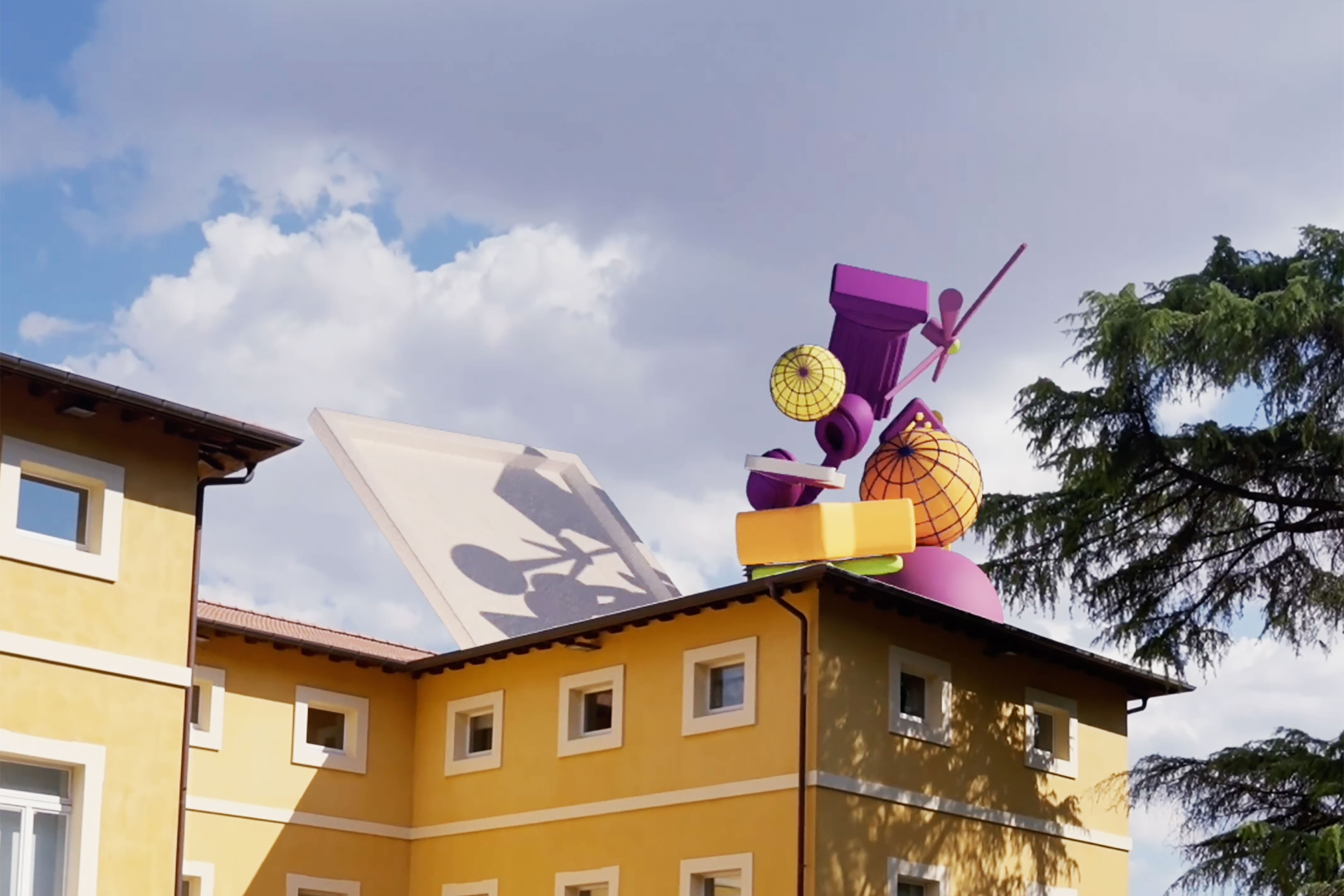 Simboli tridimensionali che escono dal tetto della palazzina Valitutti