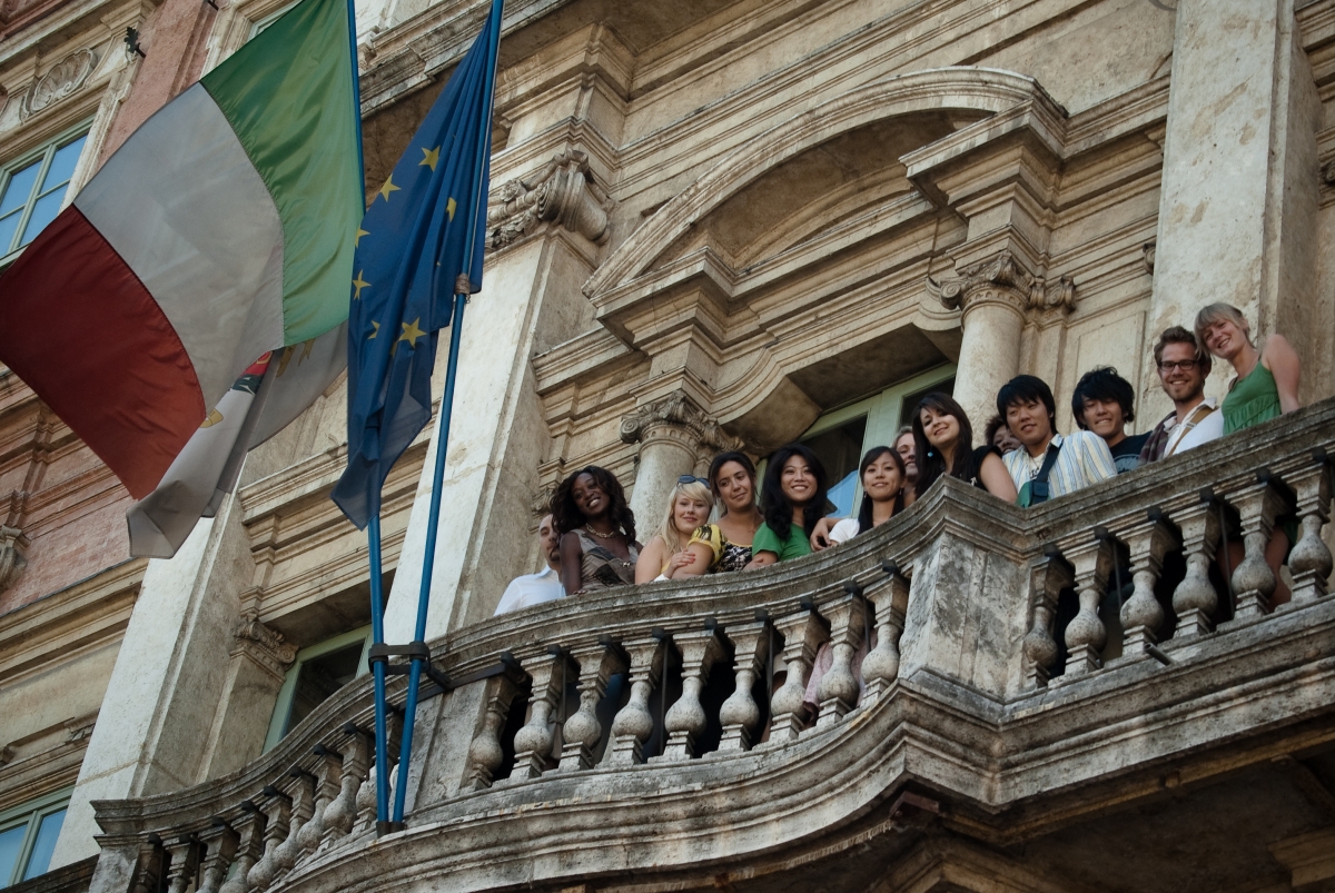studenti e studentesse sul balcone di palazzo Gallenga