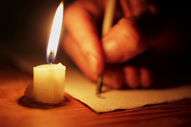 Dettaglio della locandina: mano che scrive a lume di candela