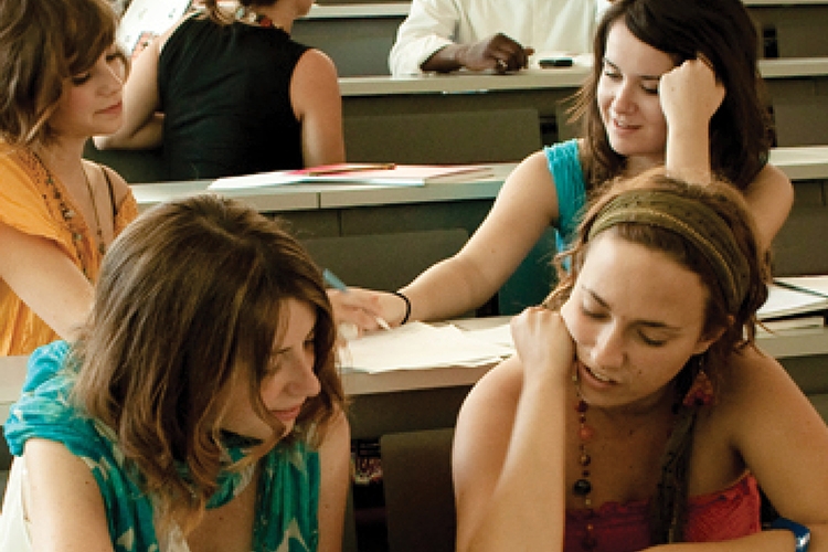 Dettaglio della locandina: studenti in classe