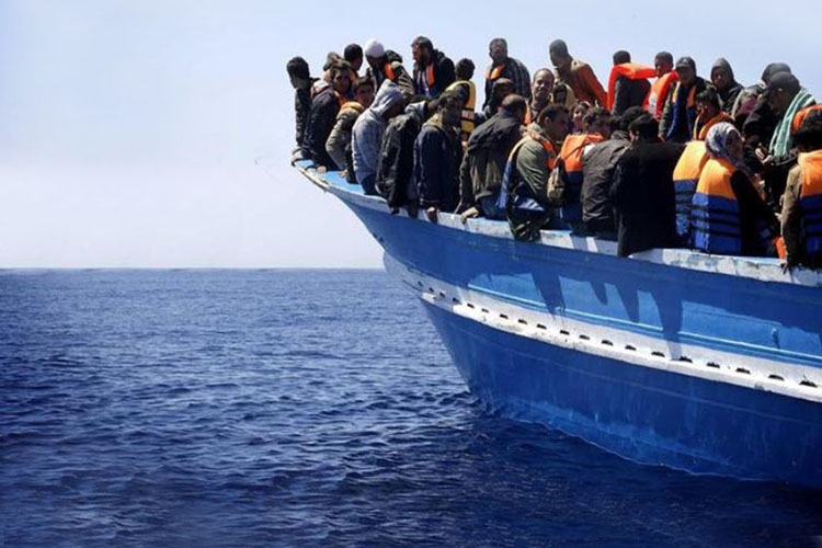 Dettaglio della locandina: migranti su un barcone