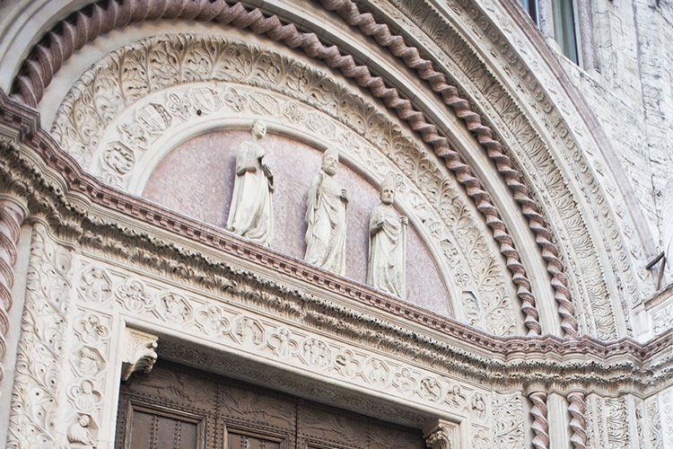 particolare dell'ingresso di Palazzo dei Priori a Perugia
