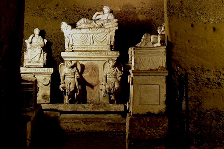 Dettaglio della copertina del libro: monumento etrusco