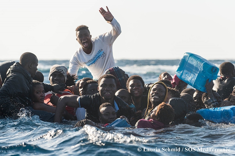 Dettaglio della locandina: migranti in mare