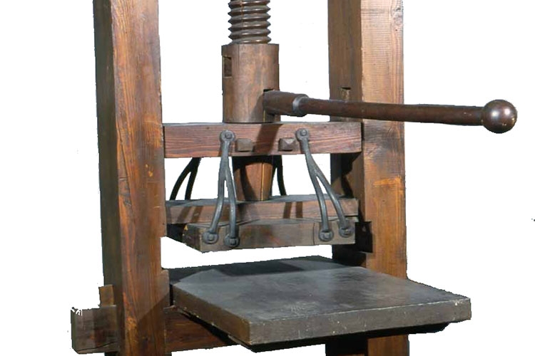 Dettaglio della locandina: una vecchia macchina per la stampa