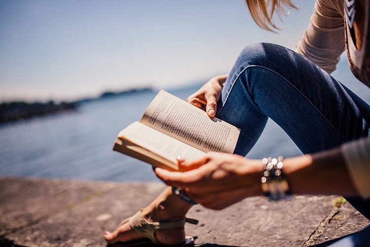 Particolare della locandina: donna che legge un libro