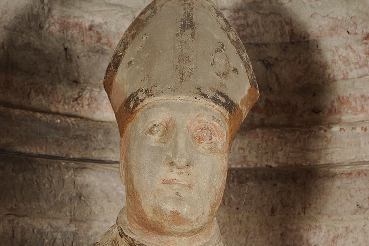 particolare di una statua raffigurante un Papa