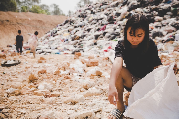 bambini in una discarica