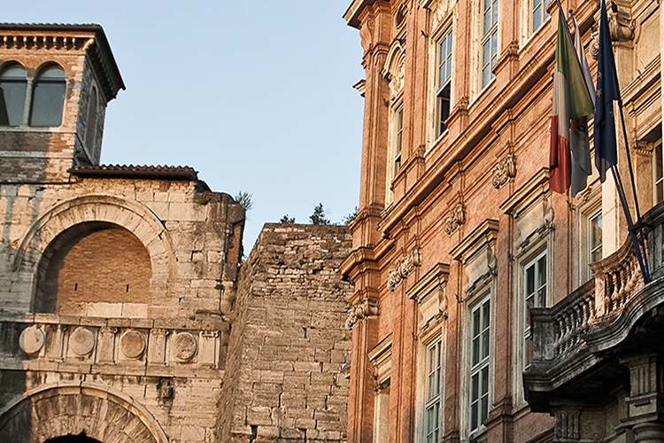 scorcio di Palazzo Gallenga e dell'arco etrusco