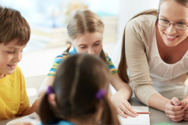 insegnante con bambini