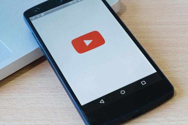 YouTube su cellulare