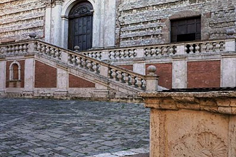 Basilica di San Domenico (Perugia) - Sul pozzo antistante la facciata è scolpita la conchiglia del pellegrino, simbolo per eccellenza del Camino de Santiago