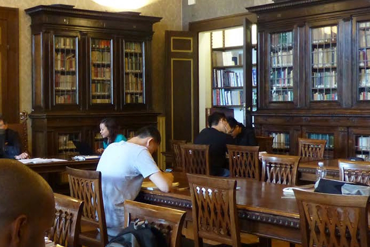 studenti nella sala lettura di palazzo Gallenga