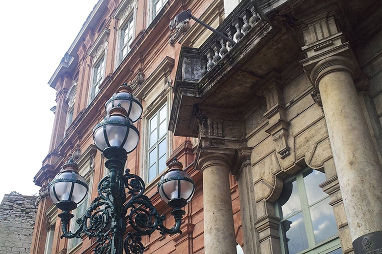 particolare della facciata di palazzo Gallenga
