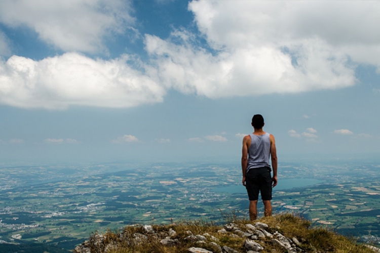 uomo di spalle che contempla il paesaggio