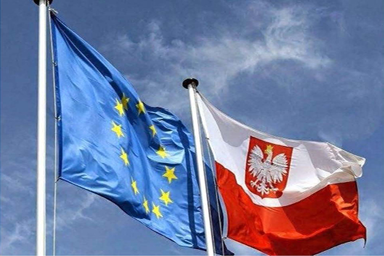 bandiera dell'Europa e bandiera della Polonia