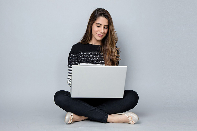 ragazza sorridente al computer