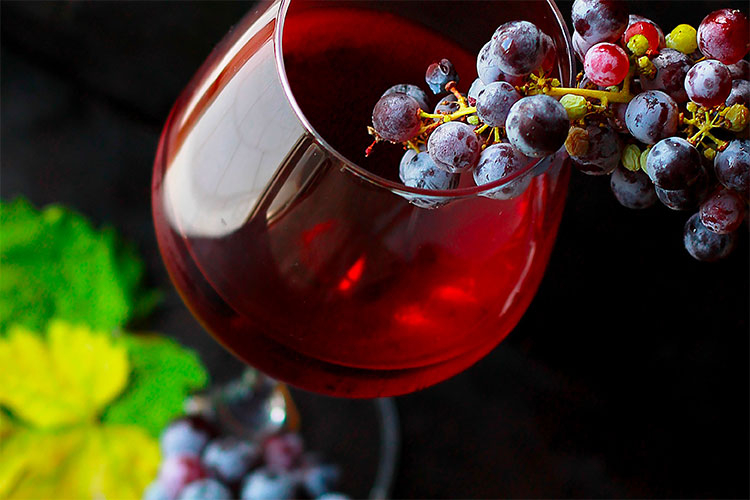 bicchiere di vino e grappolo d'uva