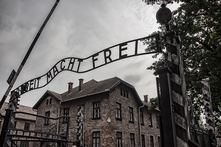 particolare dell'ingresso del campo di Auschwitz