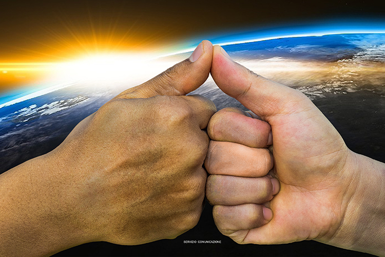 mani che si incontrano col pianeta Terra sullo sfondo