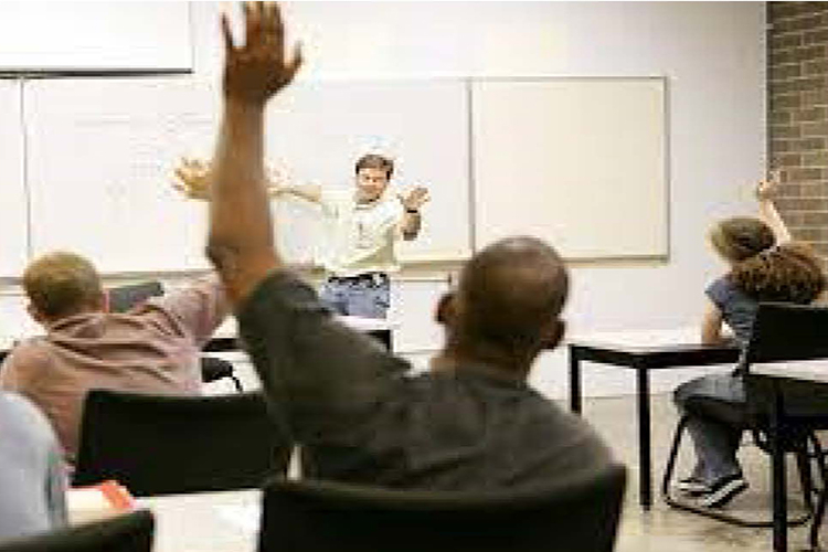 Stedente alza la mano in aula
